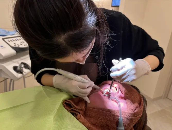 実際に歯科衛生士が患者様にクリーニング（PMTC）を行なっている写真